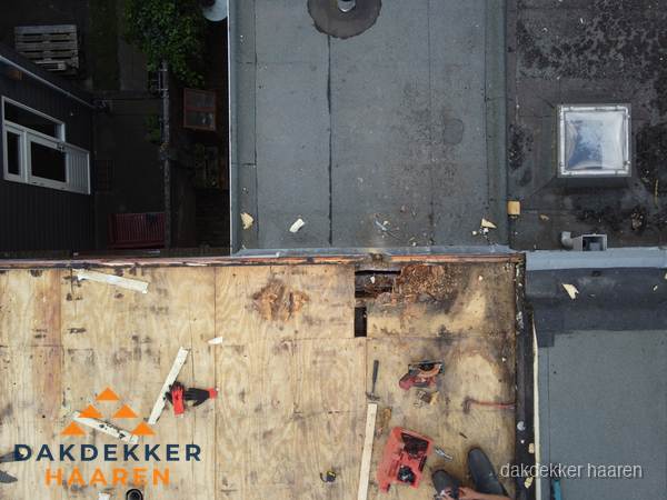 Dakschade en renovatie plat dak vanuit de lucht in Haaren