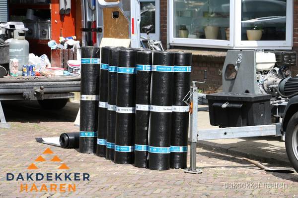 Rollen bitumen dakbedekking klaar voor daklekkage reparatie in Haaren Rollen bitumen dakbedekking klaar voor daklekkage reparatie in Haaren