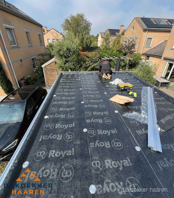 Dakdekker aan het werk op plat dak renovatie in Haaren Dakdekker aan het werk op plat dak renovatie in Haaren