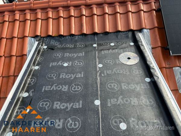 Nieuw dak met dakpannen en Royal onderlaag bij woning in Haaren Nieuw dak met dakpannen en Royal onderlaag bij woning in Haaren