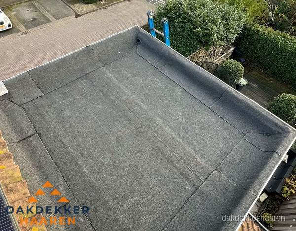 Gerenoveerd plat dak met nieuwe bitumen dakbedekking in Haaren