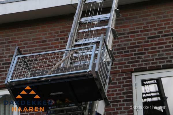 Ladderlift met dakpannen voor dakpan reparatie in Haaren Ladderlift met dakpannen voor dakpan reparatie in Haaren