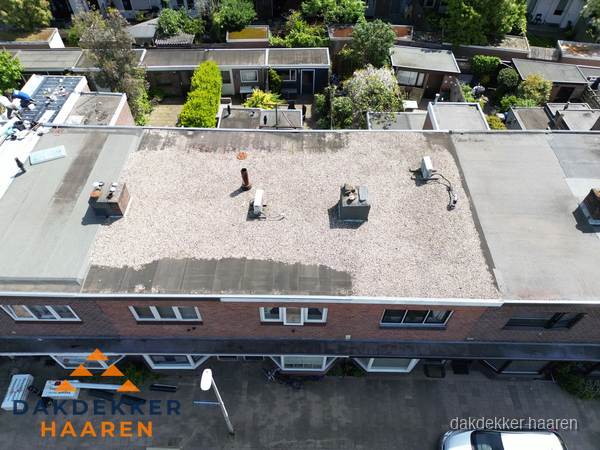 Plat dak met grindballast en dakdoorvoeren in Haaren