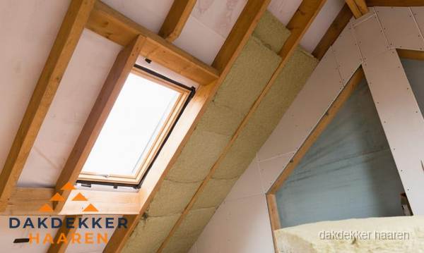 Isolatie schuin dak met steenwol en dakraam in Haaren