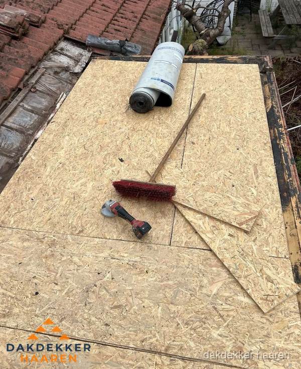 Plat dak vervangen met nieuwe OSB-ondergrond en bitumenrol in Haaren Plat dak vervangen met nieuwe OSB-ondergrond en bitumenrol in Haaren