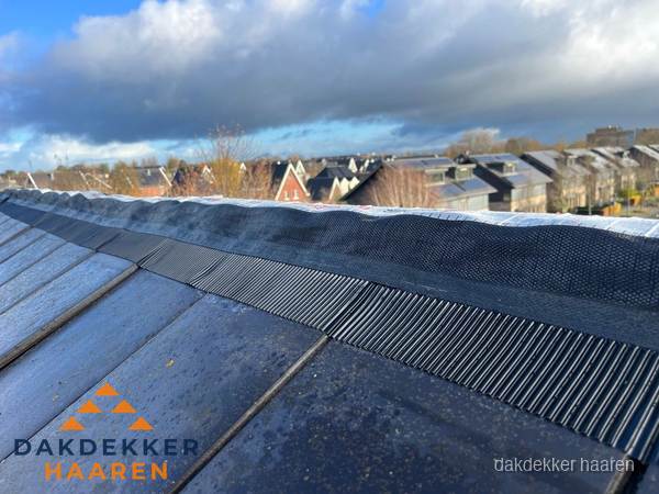 Dakisolatie bij de nok met ventilatieprofiel op schuin dak in Haaren