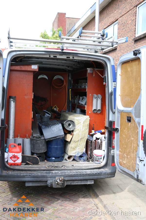 Bedrijfsbus van dakdekker met gereedschap en materialen in Haaren