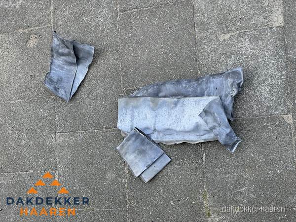 Oude verwijderde loodslabben na vervanging in Haaren