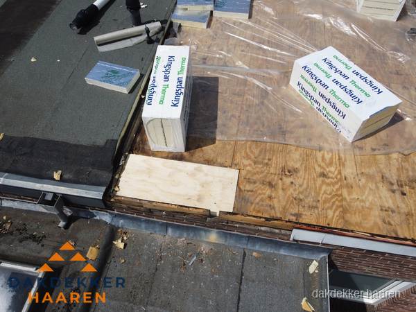 Plat dak isolatie met Kingspan isolatieplaten tijdens renovatie in Haaren