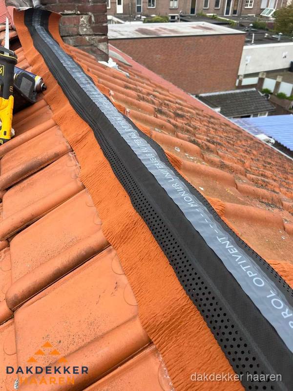 Nokventilatie installeren op hellend pannendak in Haaren Nokventilatie installeren op hellend pannendak in Haaren