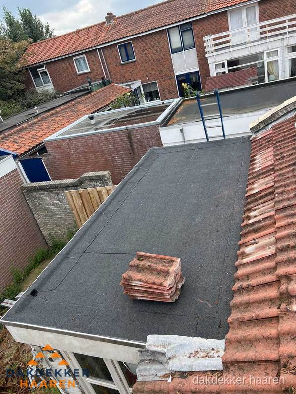 Plat dak aanbouw met bitumen naast schuin pannendak in Haaren Plat dak aanbouw met bitumen naast schuin pannendak in Haaren