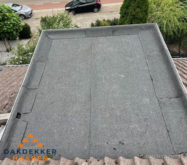 Nieuw aangebrachte bitumen dakbedekking op plat dak in Haaren