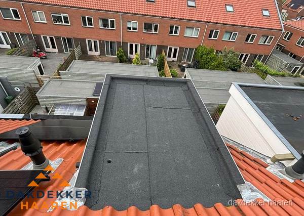 Plat dak met bitumen bedekking naast dakkapel in Haaren Plat dak met bitumen bedekking naast dakkapel in Haaren