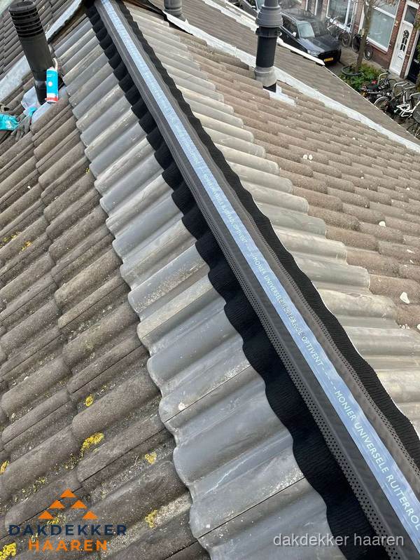 Nokvorst met Monier ventilatie op schuin pannendak in Haaren Nokvorst met Monier ventilatie op schuin pannendak in Haaren