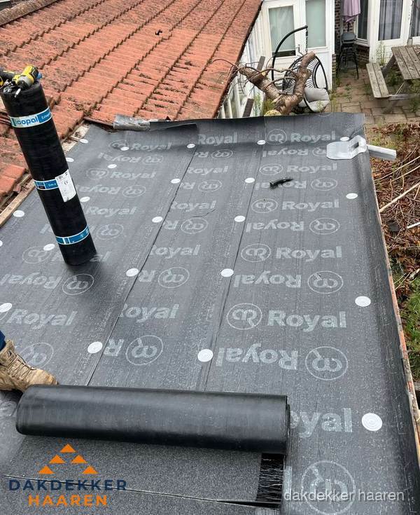 Bitumen dakbedekking leggen op plat dak aanbouw in Haaren Bitumen dakbedekking leggen op plat dak aanbouw in Haaren