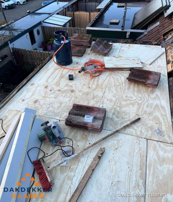 Dakreparatie werkzaamheden op plat dak met gereedschap in Haaren Dakreparatie werkzaamheden op plat dak met gereedschap in Haaren