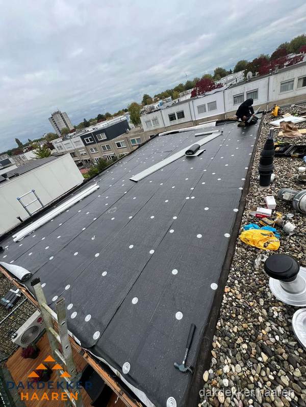Dakleer vervangen op groot plat dak door dakdekker in Haaren Dakleer vervangen op groot plat dak door dakdekker in Haaren