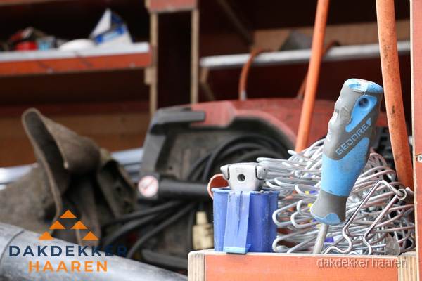 Professioneel gereedschap van dakdekker in Haaren Professioneel gereedschap van dakdekker in Haaren