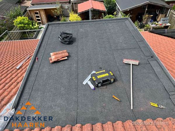 Gereedschap op nieuw plat dak na renovatie in Haaren Gereedschap op nieuw plat dak na renovatie in Haaren