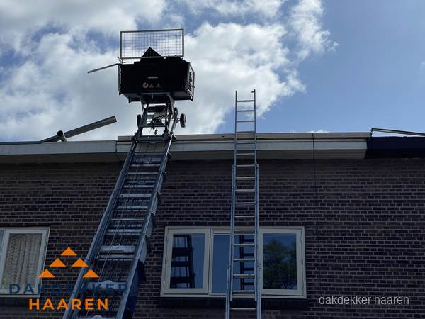 Ladderlift en ladder bij woning voor dakinspectie in Haaren