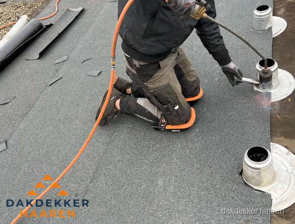 Dakdekker repareert bitumen dakleer bij dakdoorvoer in Haaren Dakdekker repareert bitumen dakleer bij dakdoorvoer in Haaren