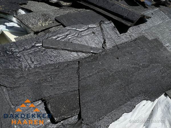 Verwijderd oud bitumen dakleer klaar voor vervanging in Haaren Verwijderd oud bitumen dakleer klaar voor vervanging in Haaren