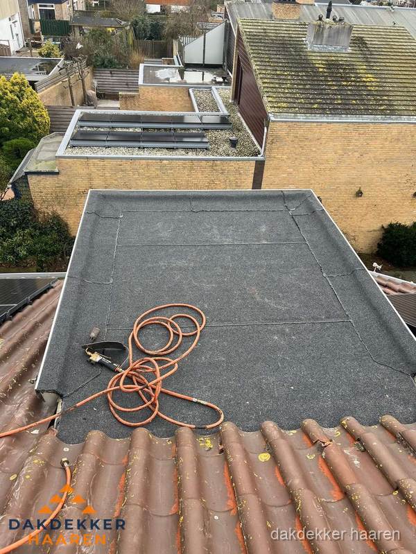 Reparatie aansluiting plat dak en schuin dak in Haaren Reparatie aansluiting plat dak en schuin dak in Haaren