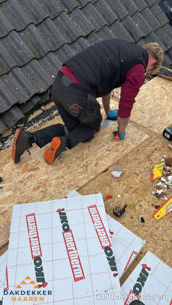 Dakdekker plaatst PIR-isolatieplaten op plat dak in Haaren Dakdekker plaatst PIR-isolatieplaten op plat dak in Haaren