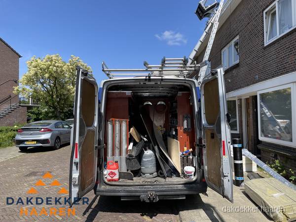 Spoed dakdekker bus met gereedschap en ladder bij woning in Haaren Spoed dakdekker bus met gereedschap en ladder bij woning in Haaren