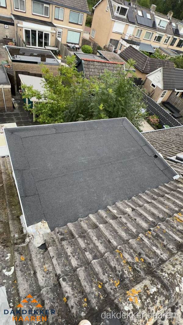Plat dak aanbouw met bitumen dakbedekking in woonwijk Haaren Plat dak aanbouw met bitumen dakbedekking in woonwijk Haaren
