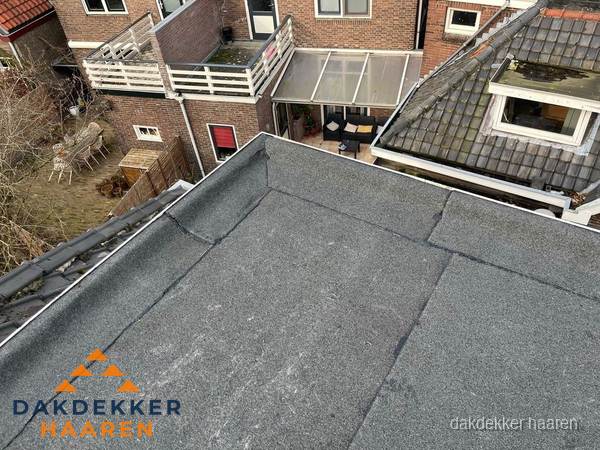Overzicht plat dak met dakgoot in woonwijk Haaren