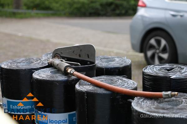 Rollen bitumen dakbedekking EshaGum klaar voor installatie in Haaren Rollen bitumen dakbedekking EshaGum klaar voor installatie in Haaren