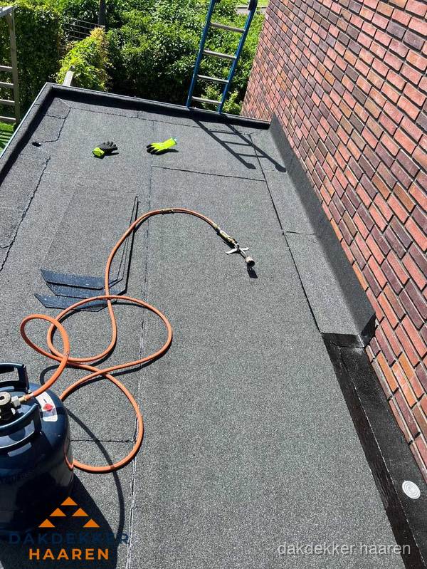 Plat dak met bitumen en brandgereedschap van dakdekkersbedrijf in Haaren Plat dak met bitumen en brandgereedschap van dakdekkersbedrijf in Haaren