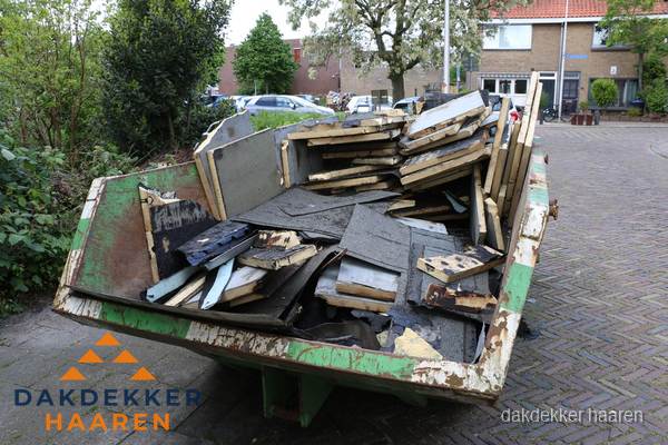 Puincontainer met oud dakmateriaal na dakrenovatie in Haaren Puincontainer met oud dakmateriaal na dakrenovatie in Haaren