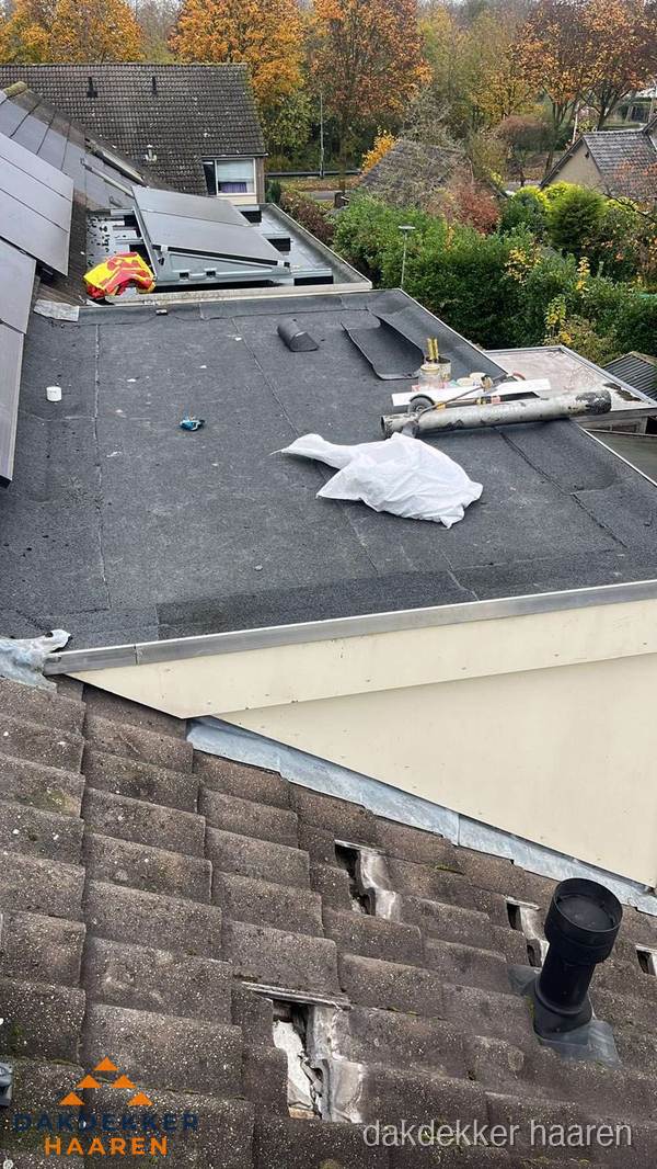 Beschadigde dakbedekking op plat dak voor reparatie in Haaren