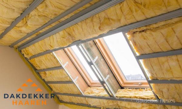 Schuin dak isoleren met glaswol bij dakraam in Haaren