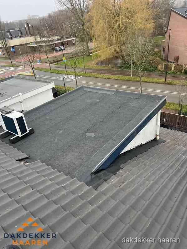 Plat dak met bitumen isolatie en dakbedekking in Haaren
