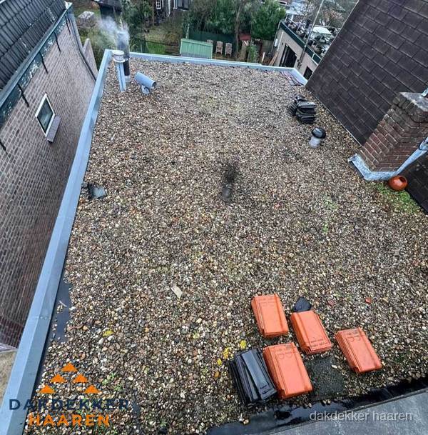 Plat dak met grindballast en dakdoorvoeren in Haaren