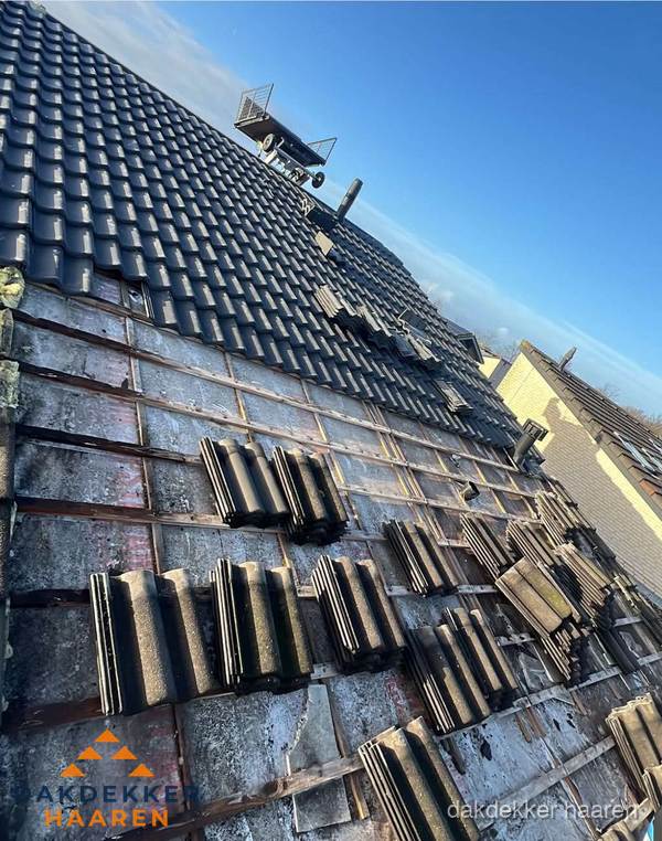 Schuin dak renovatie met nieuwe dakpannen in Haaren