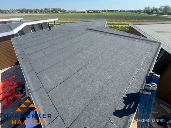 Nieuw bitumen plat dak met uitzicht over landschap in Haaren Nieuw bitumen plat dak met uitzicht over landschap in Haaren