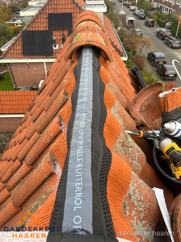 Dakdekker vervangt nokvorst met ruiterrol op pannendak in Haaren