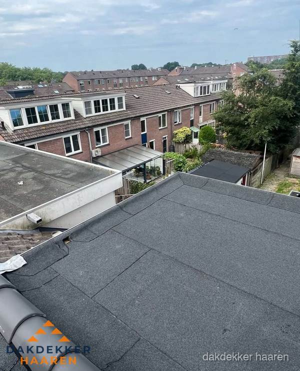 Vernieuwd plat dak met bitumen in woonwijk in Haaren Vernieuwd plat dak met bitumen in woonwijk in Haaren