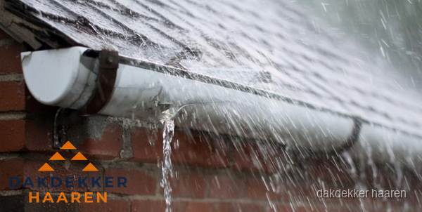 Lekkende dakgoot tijdens regenval in Haaren