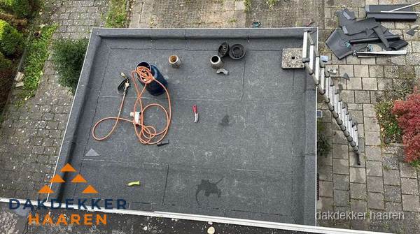 Plat dak met nieuwe bitumen bedekking in Haaren Plat dak met nieuwe bitumen bedekking in Haaren