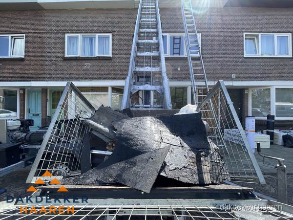 Kosten dakreparatie: dakschade aan flatgebouw in Haaren