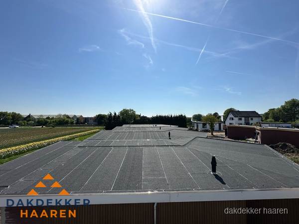 Groot plat dak met bitumen dakbedekking op bedrijfspand in Haaren Groot plat dak met bitumen dakbedekking op bedrijfspand in Haaren