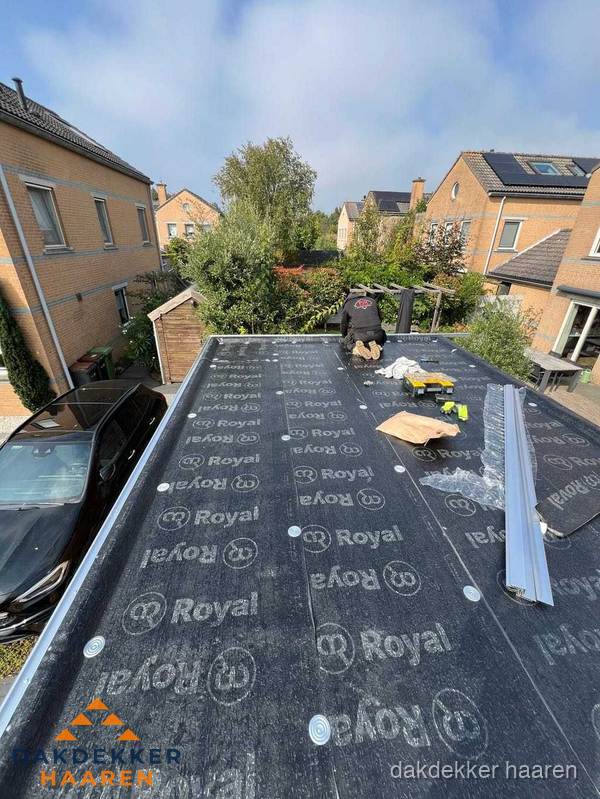 Nieuwe Royal bitumen dakbedekking op plat dak van aanbouw in Haaren Nieuwe Royal bitumen dakbedekking op plat dak van aanbouw in Haaren