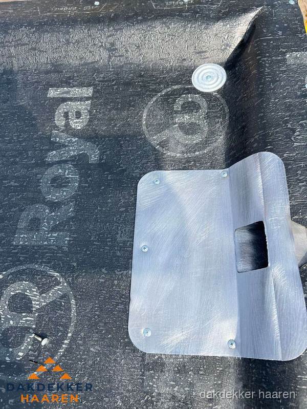 Dakdoorvoer met metalen afvoerplaat op bitumen dak in Haaren Dakdoorvoer met metalen afvoerplaat op bitumen dak in Haaren