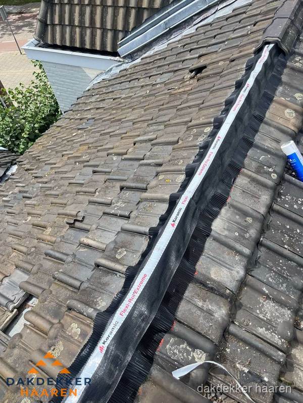 Nokvorst renovatie met Koramic nokrol op schuin pannendak in Haaren