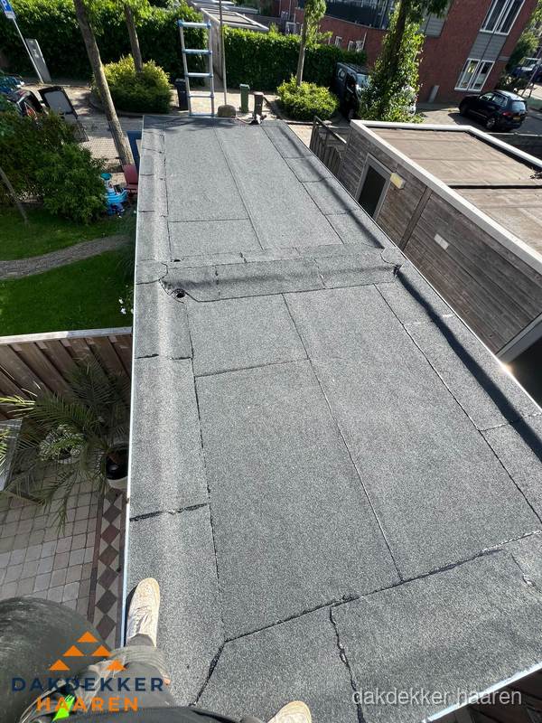 Bitumen plat dak rijtjeswoning vanuit dakdekker perspectief in Haaren Bitumen plat dak rijtjeswoning vanuit dakdekker perspectief in Haaren